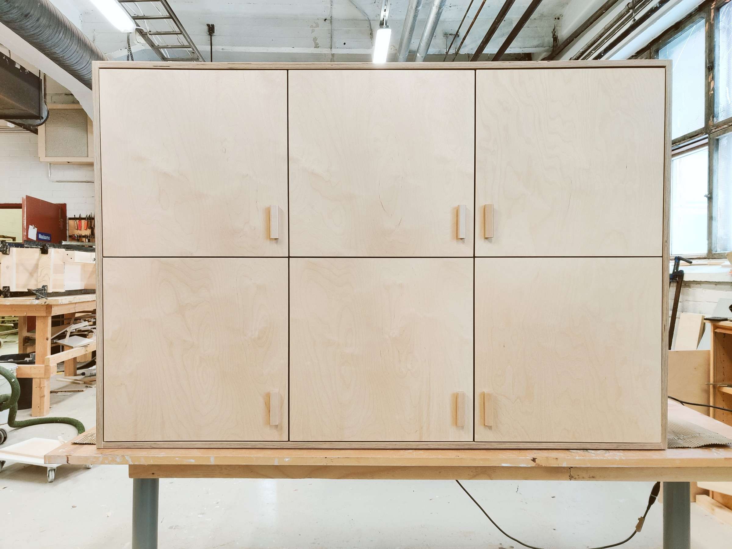 Alkovin korotettu sänky isoilla pyörällisillä laatikoilla